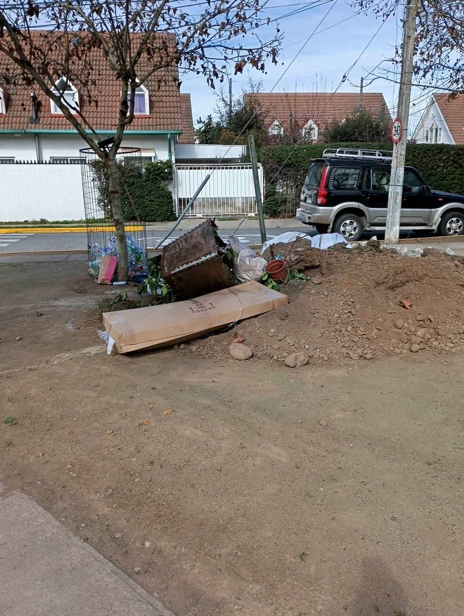 ChaCuSo's tweet photo. @ragliatim @munirancagua, buenas tardes .
Excelentes las mejoras en plaza la capilla ( villa la capilla ) , pasos de cebra , veredas y rejas .
Pero se forma un basural con los escombros que no se han retirado y el aporte de los vecinos .
Gracias. https://t.co/321jGx89J6