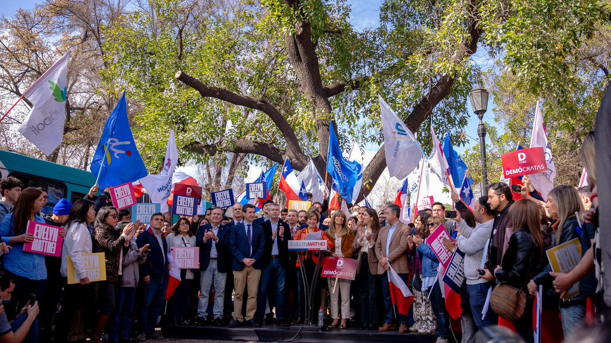 evelynmatthei's tweet image. Con enorme alegría y esperanza puedo decirles que hoy un mejor futuro comienza. Los partidos que me acompañan, conscientes de su responsabilidad histórica, espíritu democrático y profundo amor por Chile, han decidido formar la alianza política que cimentará el desarrollo de…