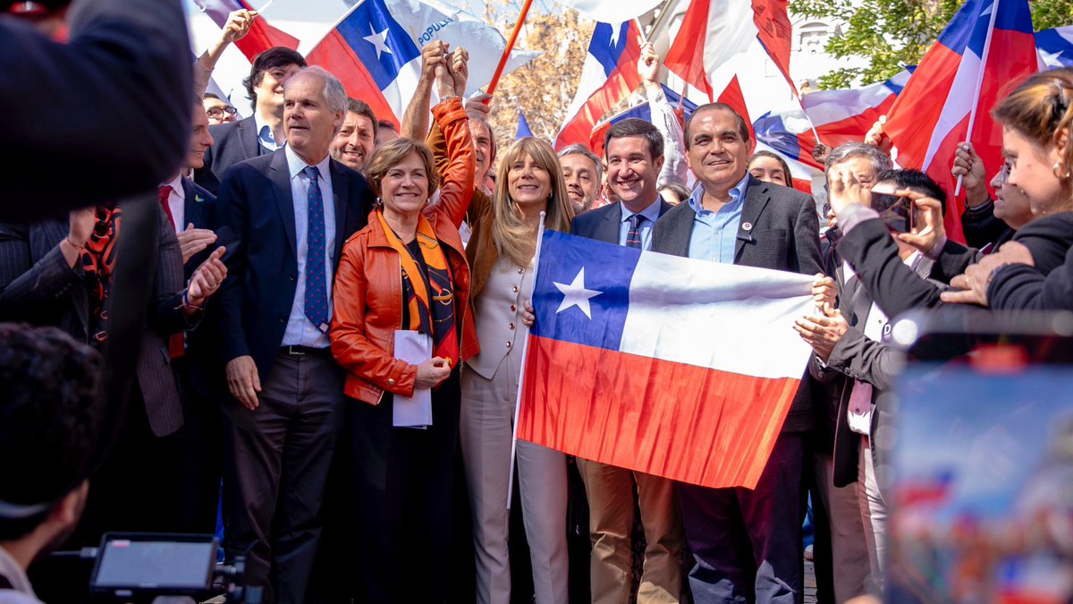 evelynmatthei's tweet image. Con enorme alegría y esperanza puedo decirles que hoy un mejor futuro comienza. Los partidos que me acompañan, conscientes de su responsabilidad histórica, espíritu democrático y profundo amor por Chile, han decidido formar la alianza política que cimentará el desarrollo de…