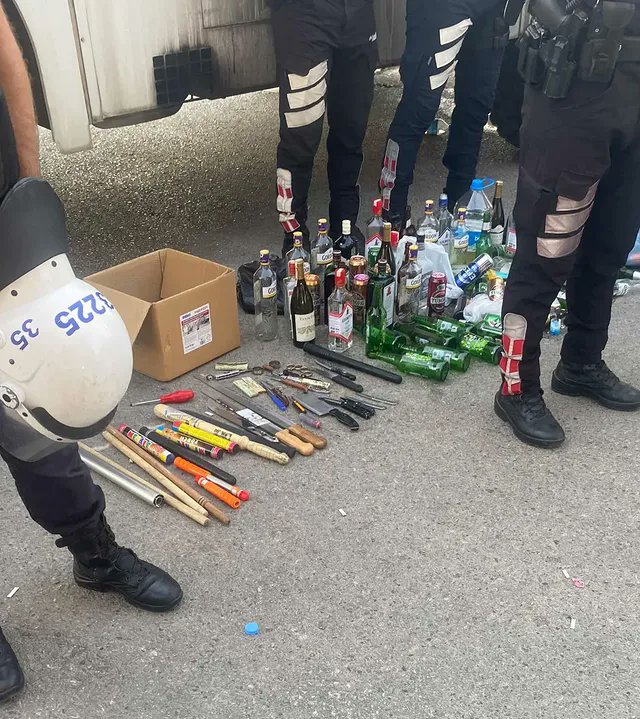 Polis kontrolünde Fenerbahçeli taraftarlardan çıkan yabancı maddeler. Ali Koç fenerbahçeli taraftarlarla beraber İzmir’e gitmişti.