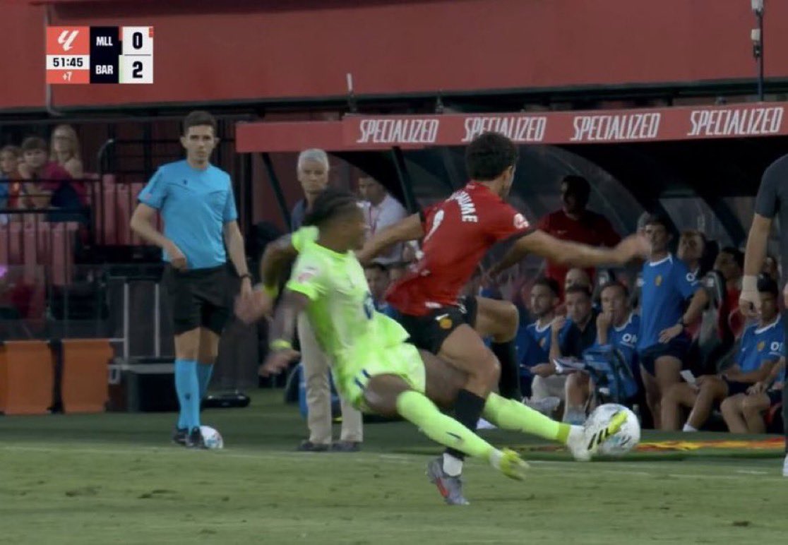 vista_213's tweet image. 2 pieds décollée par derrière c rouge bref…