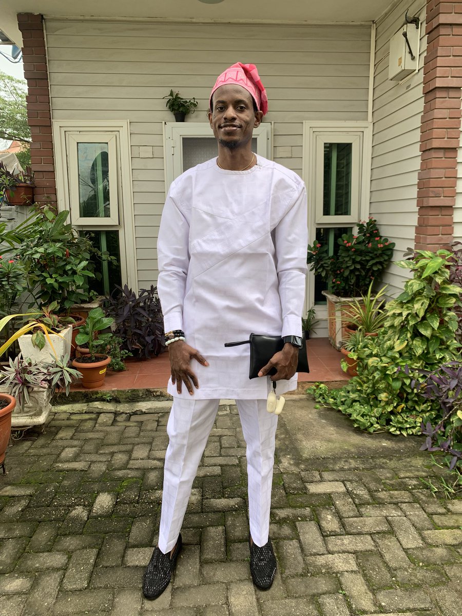 tunde_sule_'s tweet image. When the drum beats the joy flows. ❤️♾️🤍

#Gb2025 #owambe #weddingguest