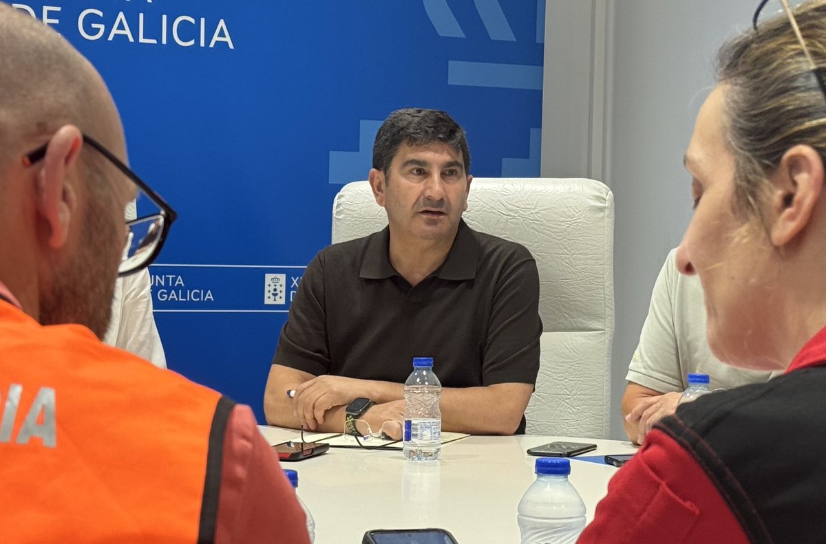 Pedro Blanco (@blancolobeiras) on Twitter photo Como dixo o presidente <a href="/sanchezcastejon/">Pedro Sánchez</a>, o Goberno pon todos os medios a disposición de Galicia para combater os incendios.
Temos despregado un dispositivo sen precedentes que segue ampliándose en función das necesidades de cada momento.
Unidade, compromiso e colaboración. Como dixo o presidente <a href="/sanchezcastejon/">Pedro Sánchez</a>, o Goberno pon todos os medios a disposición de Galicia para combater os incendios.
Temos despregado un dispositivo sen precedentes que segue ampliándose en función das necesidades de cada momento.
Unidade, compromiso e colaboración.
