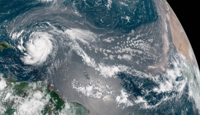 Weerpraatje Jan Visser janvissersweer.nl/weerpraatje-ac… In een duizelingwekkend hoog tempo is de tropische storm ERIN op de Atlantische Oceaan uitgegroeid tot een 'monsterorkaan' van de 5de categorie. Satellietfoto van ERIN ten oosten van Puerto Rico (via Ryan Maue).