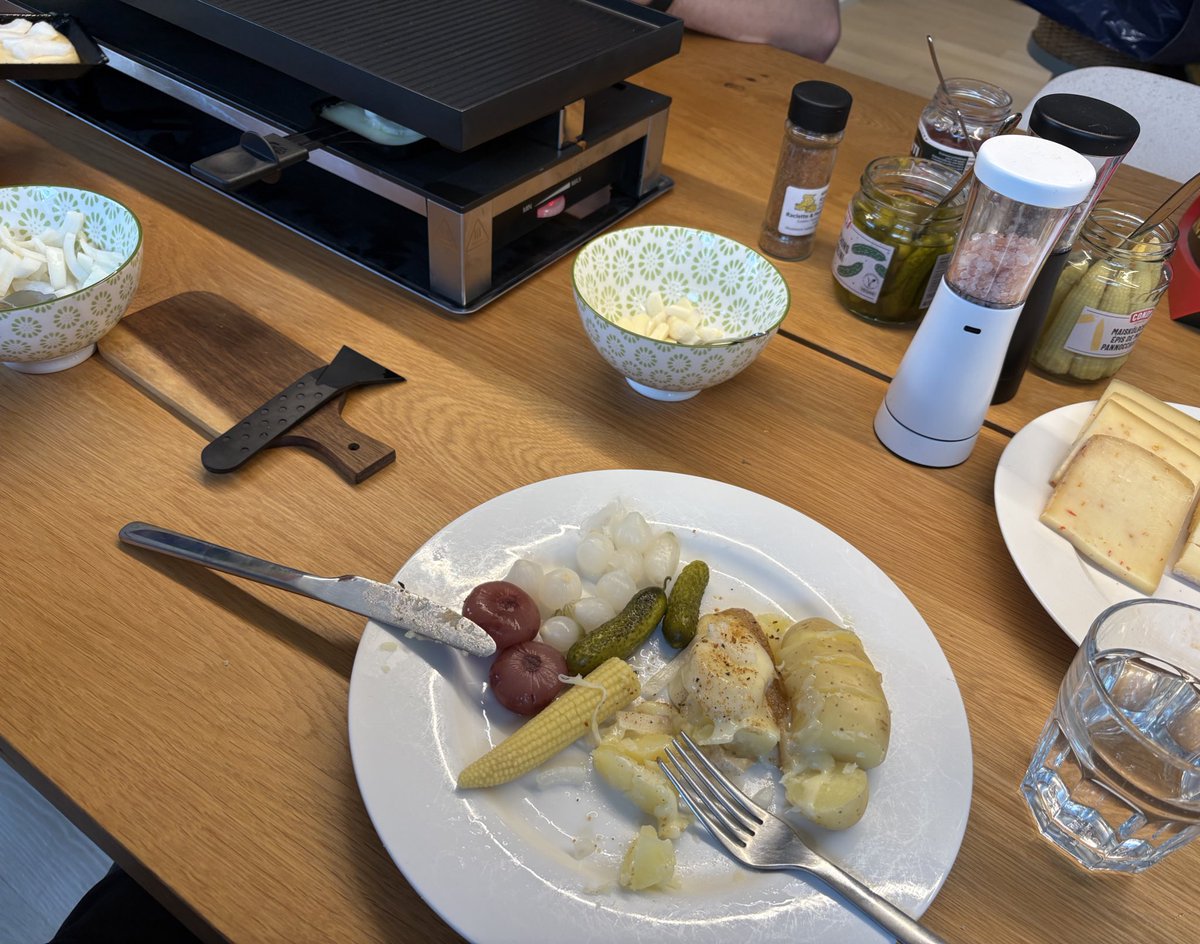 maege99's tweet photo. Bei uns wurde heute ge-racletted!😏😋🧀 https://t.co/PnW3cCFsIN