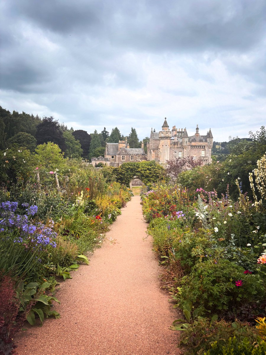 Lovely day at <a href="/AbbotsfordScott/">Abbotsford</a> yesterday to mark Scott’s 254th birthday. Thank you to its brilliant staff and volunteers who work tirelessly and innovatively to maintain the estate and house as a uniquely special place to visit.