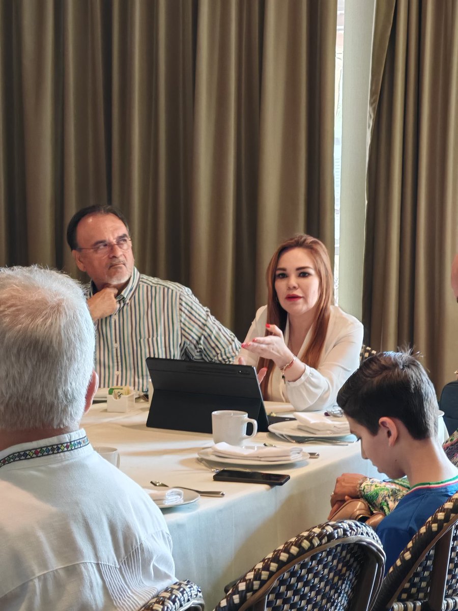 Paola Gárate (@paolagaratev) on Twitter photo Unidos, los expertos y los diputados debemos construir las soluciones que necesita el pueblo de Sinaloa. 🤝
Entrelazados, reunirnos y encontrar cómo Sinaloa puede tener paz, empleo, empresas fuertes y desarrollo. 💪🏻 ✨
¡Gracias Colegio de Economistas! 🙏🏻 <a href="/CEEMex/">ColegiodeEconomistas</a> Unidos, los expertos y los diputados debemos construir las soluciones que necesita el pueblo de Sinaloa. 🤝
Entrelazados, reunirnos y encontrar cómo Sinaloa puede tener paz, empleo, empresas fuertes y desarrollo. 💪🏻 ✨
¡Gracias Colegio de Economistas! 🙏🏻 <a href="/CEEMex/">ColegiodeEconomistas</a>
