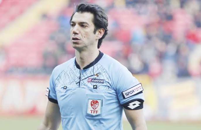 Fenerbahçe oyuncusu Amrabat, rakibine ayağıyla vurmasına rağmen hakem Yasin Kol ve VAR hakemi Onur Özütoprak, Göztepe'nin net penaltısını vermedi.