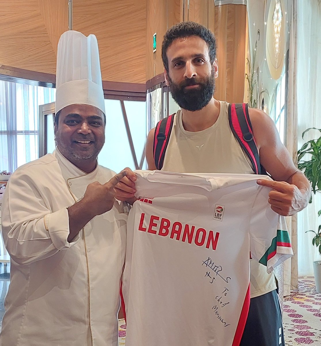 chefmunawar's tweet photo. سعدت  بلقاء كابتن منتخب لبنان لكرة السلة 
 🏀🇱🇧@amir5saoud
والأجمل أنه شقيق صديقي وزميلي العزيز @tareksaoud5
شكرًا كابتن على الهدية والتوقيع المميز 🙏✨
#يوميات_شيف_سعودي
#شيف_منور_بنون 
#أمير_سعود #لبنان #كرة_السلة #كأس_آسيا_لكرة_السلة_2025 https://t.co/3sDWXg8jaF