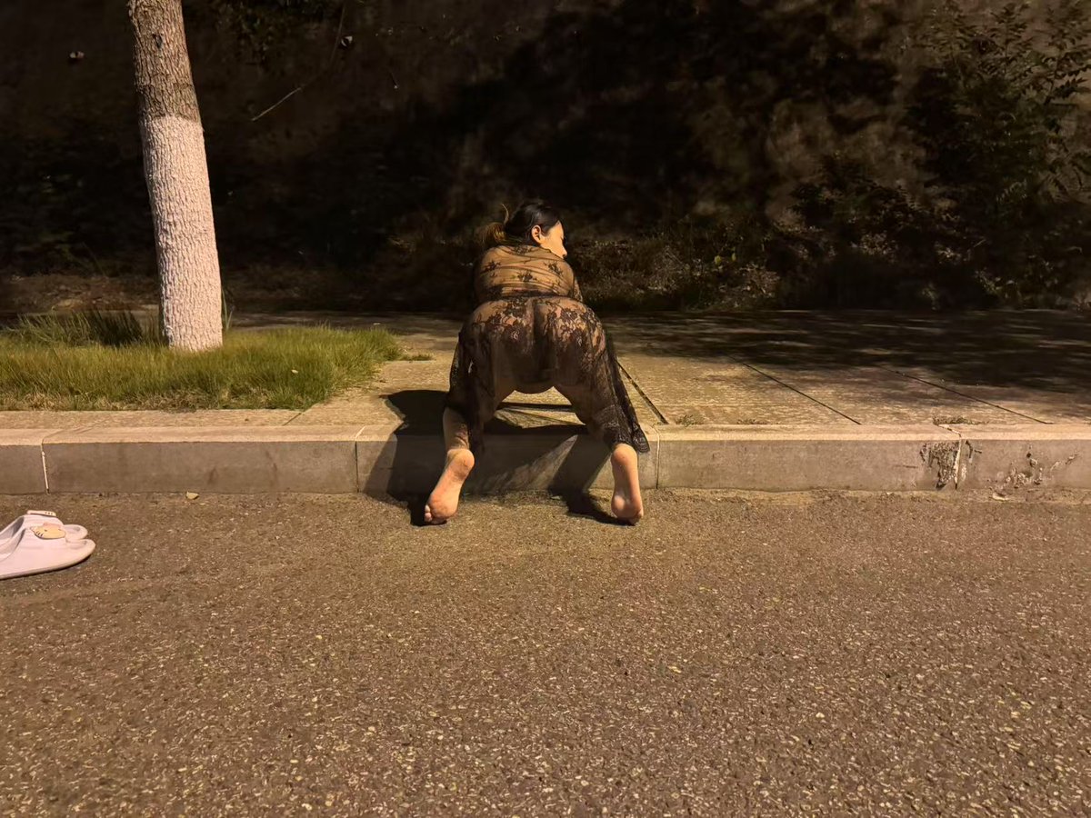 SUSUYUN_'s tweet photo. 来来往往都是大车 被大车司机看的光光了  会有人下来看看我羞耻的裸体嘛 嘿嘿😁

投稿 @luchu888 @ypzs888

#户外露出 #户外露出任务 https://t.co/d6XWsHlNZg