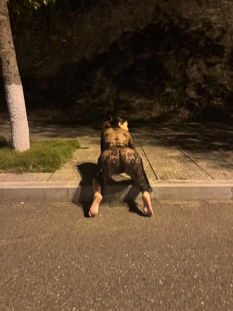SUSUYUN_'s tweet photo. 来来往往都是大车 被大车司机看的光光了  会有人下来看看我羞耻的裸体嘛 嘿嘿😁

投稿 @luchu888 @ypzs888

#户外露出 #户外露出任务 https://t.co/d6XWsHlNZg