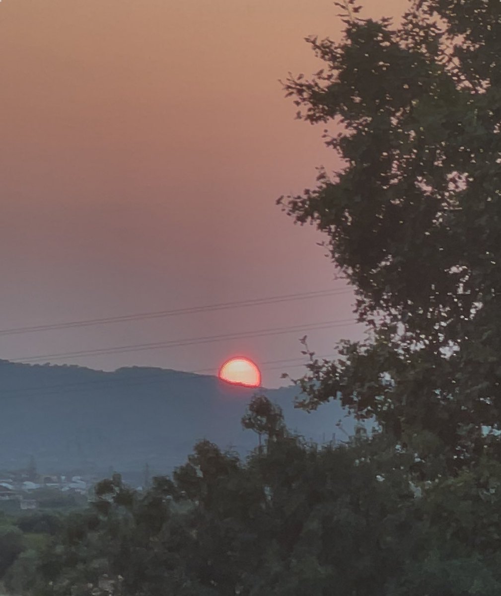 Impresionant posta de sol desde #Santaoliva #sunset #vespre #baixpenedes <a href="/meteocat/">Meteocat</a> <a href="/eltempsTV3/">El temps</a>
