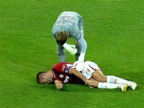 דאגה לבאר שבע: מיגל ויטור נפצע והוחלף > sport5.co.il/articles.aspx?…