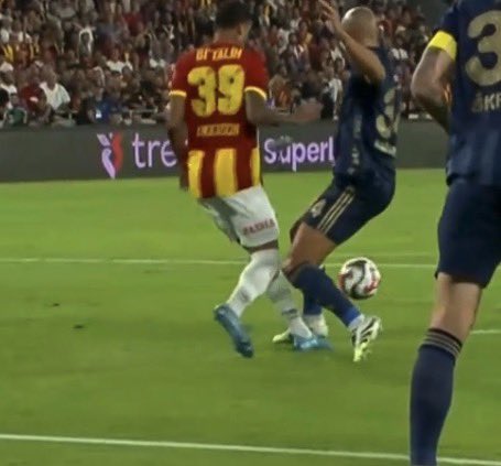 didiergala's tweet photo. Daha 2. Dakikadan ceza sahasi icinde Goztepe'li oyuncunun bilegine net temasi hakem es gecti. Aglaya aglaya bahsettikleri yapi bu iste. #GÖZvFB https://t.co/HiMxdigTQd