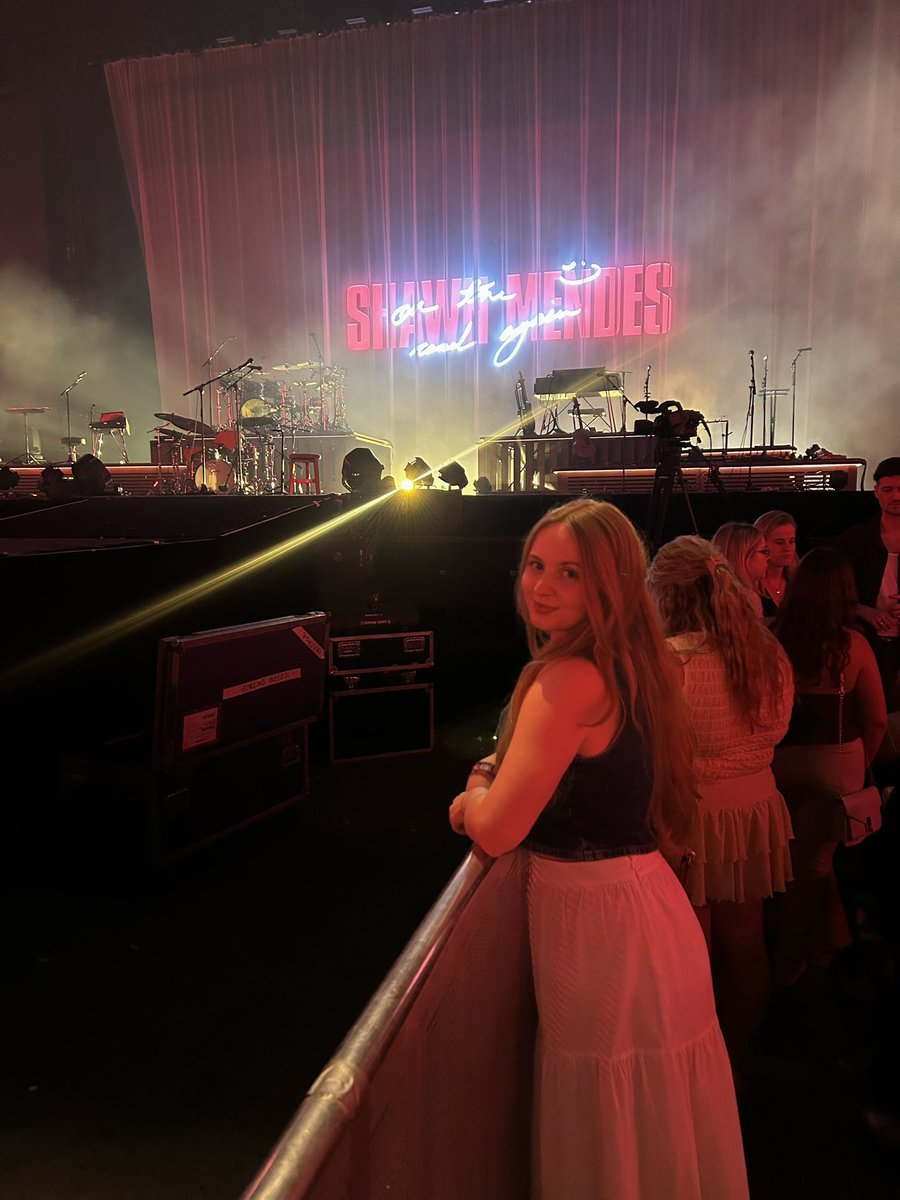 Miakray_'s tweet photo. FREAKING OUT #shawnmendes #ontheroadagainlondon #otra https://t.co/Hk3ZlJE920