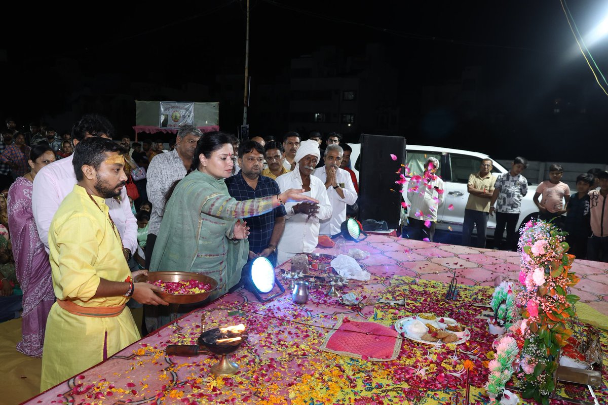 PoonambenMaadam's tweet image. જન્માષ્ટમી પર્વ નિમિત્તે જામનગર ખાતે રબારી સમાજ અને રબારી યુવા સંગઠન દ્વારા આયોજિત નંદ મહોત્સવમાં ઉપસ્થિત રહીને ગોપાલ ગિરધારી ભગવાન શ્રી કૃષ્ણના જન્મોત્સવની શ્રદ્ધા અને ભક્તિભાવપૂર્વક ઉજવણી કરી.

જય શ્રીકૃષ્ણ 🚩🙏🏻

#HappyJanmashtami