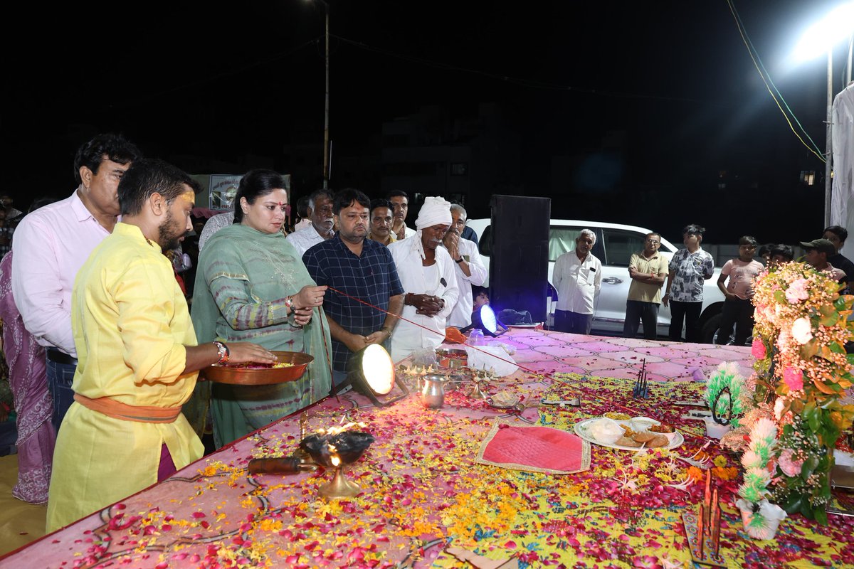 PoonambenMaadam's tweet image. જન્માષ્ટમી પર્વ નિમિત્તે જામનગર ખાતે રબારી સમાજ અને રબારી યુવા સંગઠન દ્વારા આયોજિત નંદ મહોત્સવમાં ઉપસ્થિત રહીને ગોપાલ ગિરધારી ભગવાન શ્રી કૃષ્ણના જન્મોત્સવની શ્રદ્ધા અને ભક્તિભાવપૂર્વક ઉજવણી કરી.

જય શ્રીકૃષ્ણ 🚩🙏🏻

#HappyJanmashtami