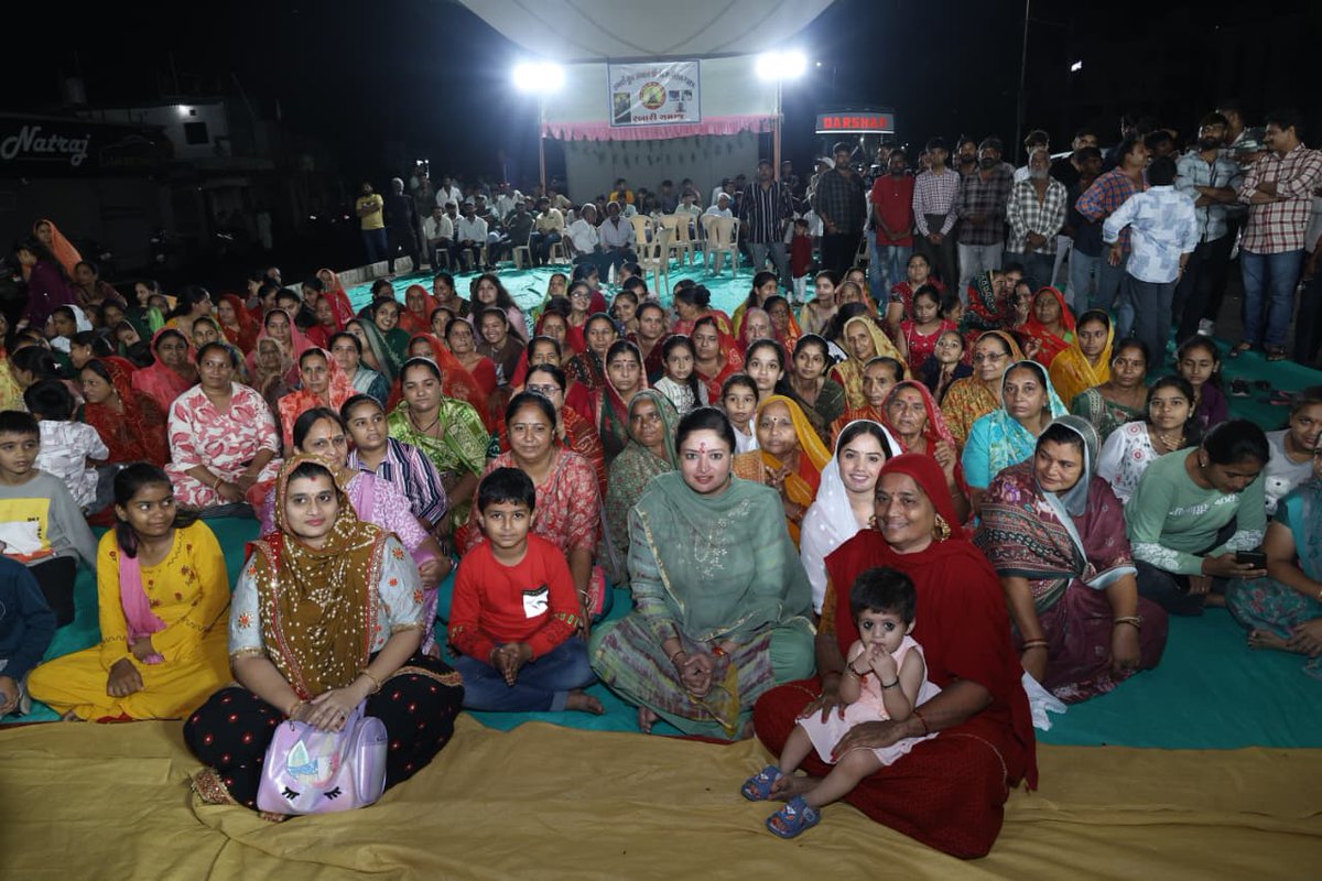 PoonambenMaadam's tweet image. જન્માષ્ટમી પર્વ નિમિત્તે જામનગર ખાતે રબારી સમાજ અને રબારી યુવા સંગઠન દ્વારા આયોજિત નંદ મહોત્સવમાં ઉપસ્થિત રહીને ગોપાલ ગિરધારી ભગવાન શ્રી કૃષ્ણના જન્મોત્સવની શ્રદ્ધા અને ભક્તિભાવપૂર્વક ઉજવણી કરી.

જય શ્રીકૃષ્ણ 🚩🙏🏻

#HappyJanmashtami