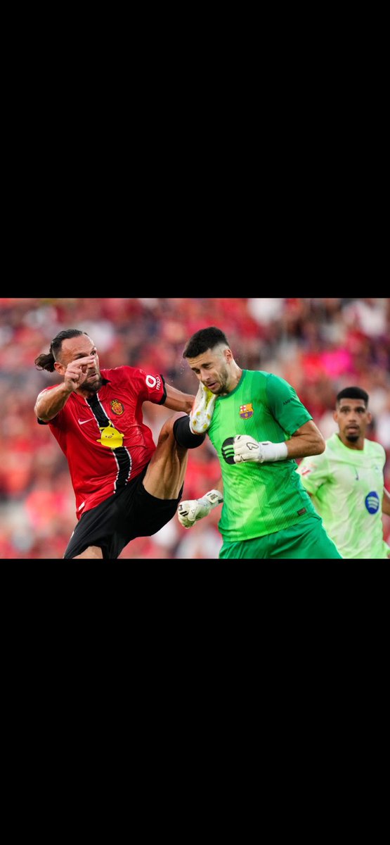 Pero como va a ser esto roja!? Si es Joan Garcia el que busca con el cuello los tacos! 🤷🏻‍♂️ #FCBlive #MallorcaBarça #LALIGAEASPORTS (no os queda nada que llorar merengues)