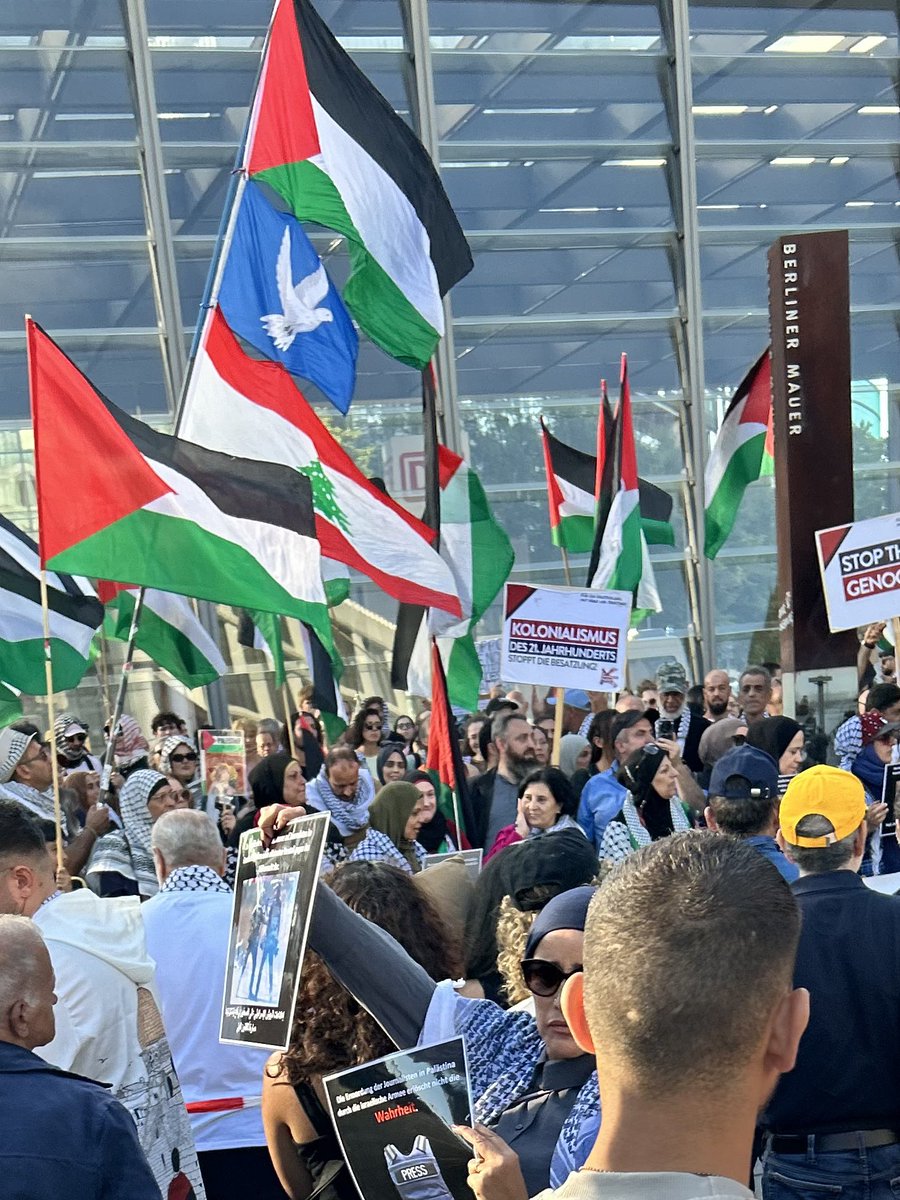 Ein durchgeknallter schneeweißer Rotfront-Redner erzählt bei #b1608 in #Berlin, dass die #DDR der bessere Staat gewesen sei, weil sie #Israel aktiv bekämpfte,  #PLO unterstützte. Dieser Möchtegernkommunist hat ja keine Ahnung! Ich schon: Die SED-Diktatur war ein Unrechtsstaat.