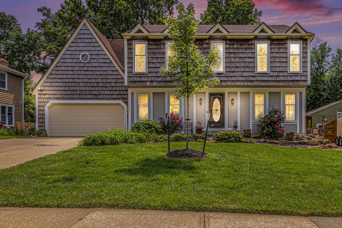 ChrisCollinsKC's tweet photo. Classic Cape Cod style meets everyday convenience in this charming Olathe two-story.
https://t.co/y1MO62y9TI https://t.co/XUvDmhqrg7
