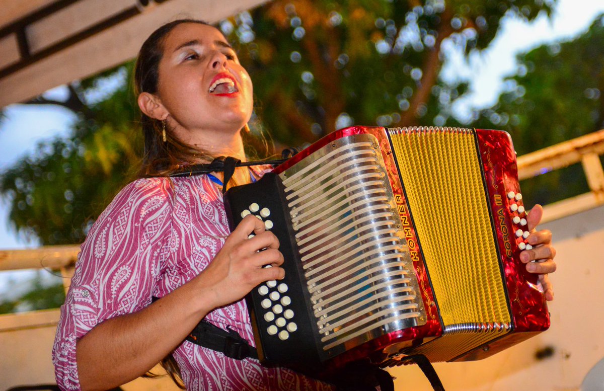 💃🏻 Conmemorando 10 años del Encuentro Vallenato Femenino – EVAFE, la Plaza Alfonso López vibró con música, tradición y el gran talento de las mujeres. 

La <a href="/AlcaldiaVpar/">Alcaldía de Valledupar</a> y la Oficina de Cultura respaldan este encuentro que engrandece a la mujer en el vallenato.