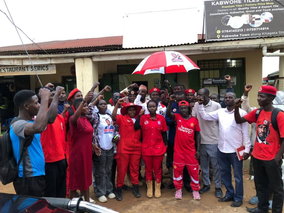 Another day to remind u that ur serious alone in this country ,that guy putting on man u jersey 😂