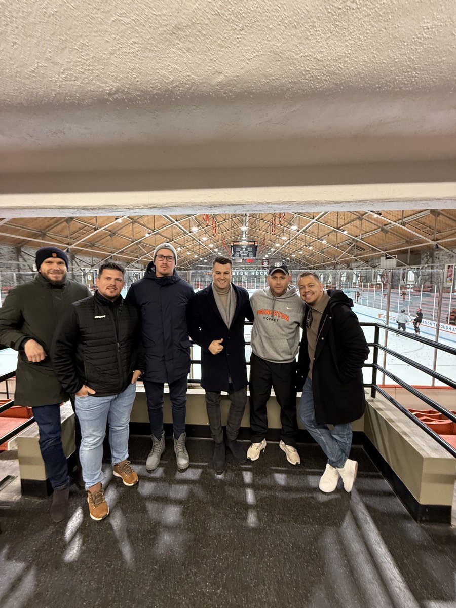 Vilém Franěk (@vildafranek) on Twitter photo Ben Syer, hlavní kouč Princetonu, právě v roli asistenta trenéra vyhrál #HlinkaGretzkyCup. <a href="/unihokej/">Univerzitní hokej</a> stopa je všude! 😂 Ben Syer, hlavní kouč Princetonu, právě v roli asistenta trenéra vyhrál #HlinkaGretzkyCup. <a href="/unihokej/">Univerzitní hokej</a> stopa je všude! 😂