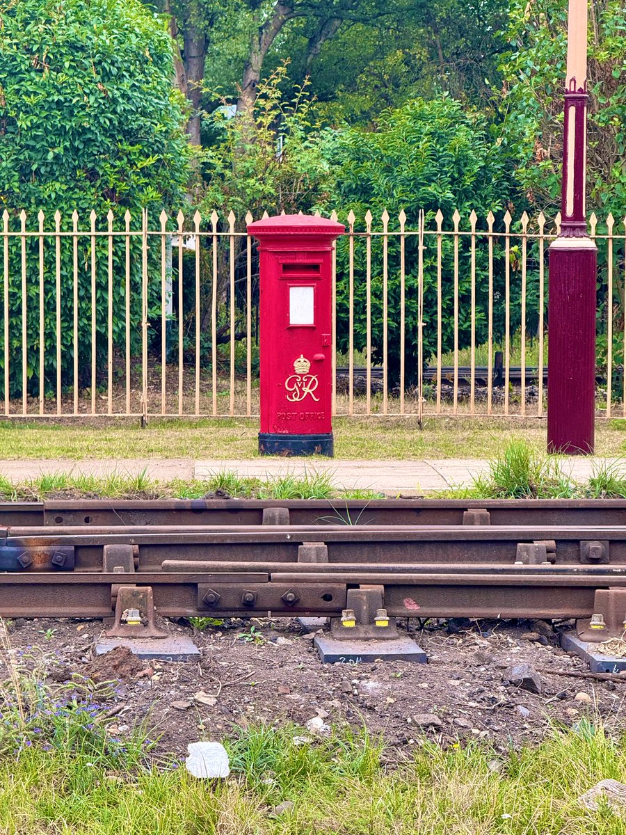 KevinWiblin's tweet photo. Been a while since I last participated in #PostBoxSaturday, one of three spotted at @DidcotRailwayC this morning https://t.co/f8mWxf2YmK