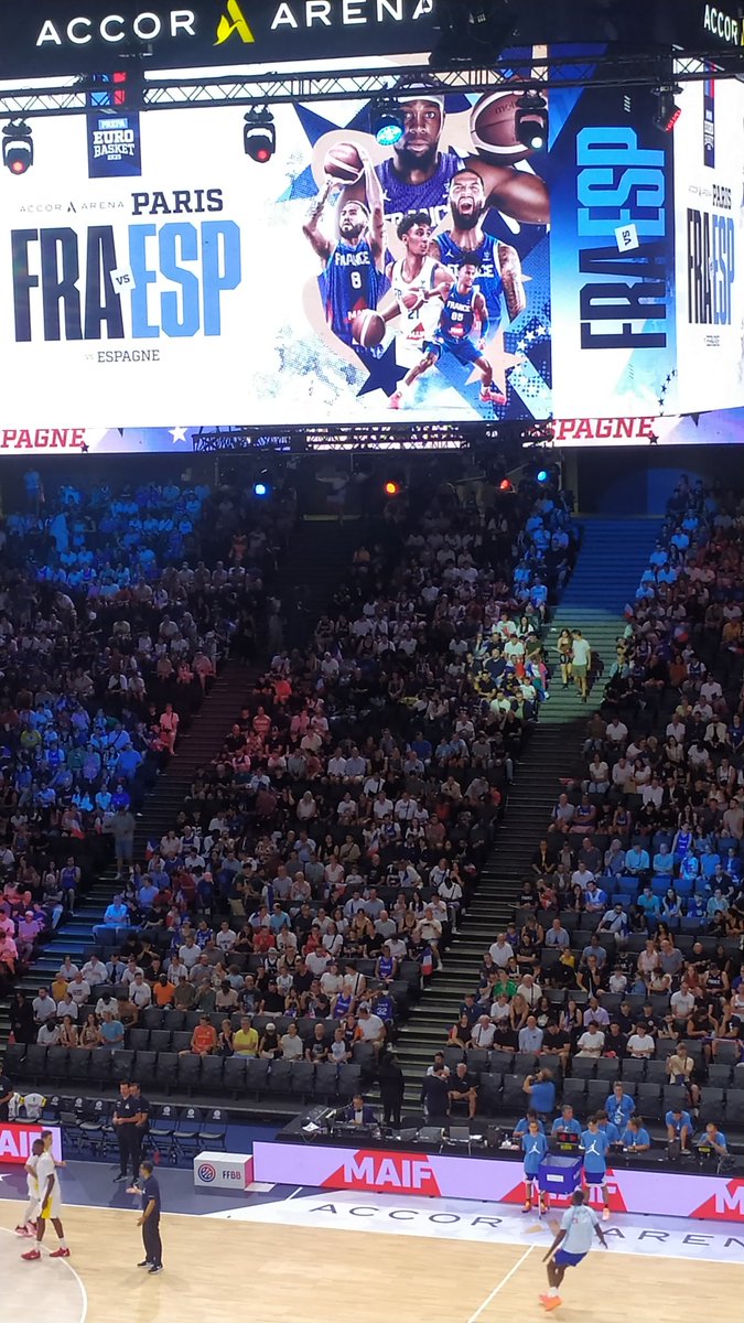 Aller les Bleus 🏀🇫🇷 (sauf le coach 🤪) 
#FRAESP <a href="/FRABasketball/">Équipes de France de Basket</a>