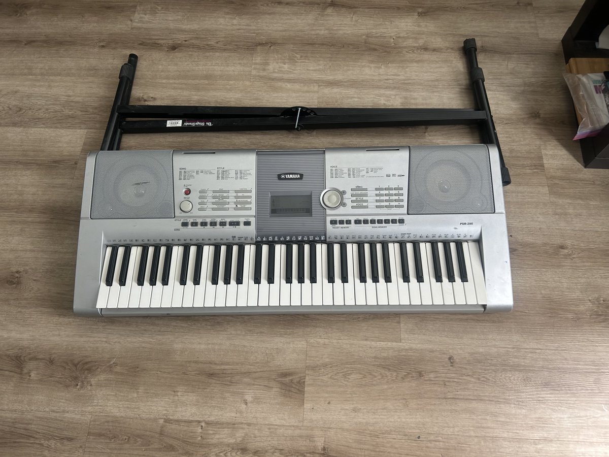 benjamin_david3's tweet image. giving away this piano keyboard if anyone in the SLC area is interested, lmk!