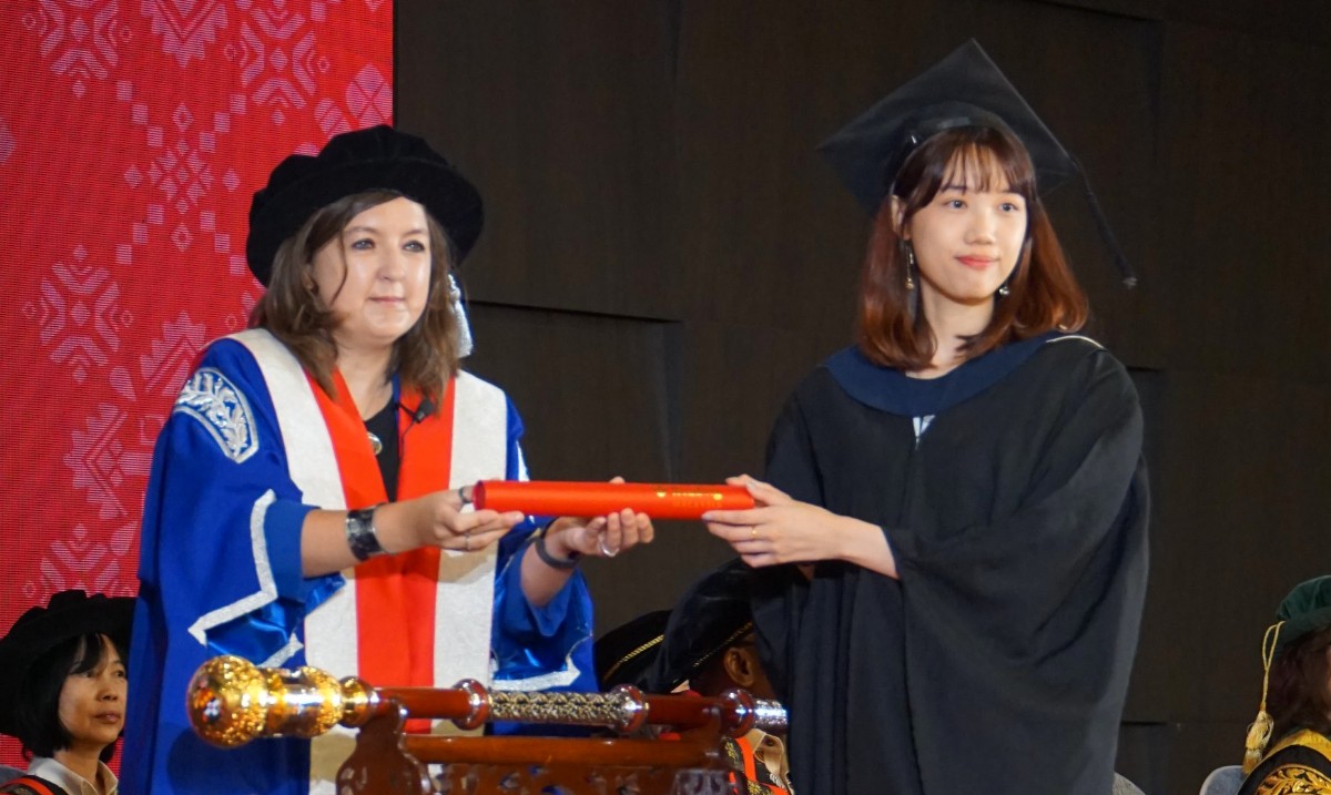 UniofReading's tweet photo. Our global #UoRGraduation season continues with our Class of 2025 graduating at our campus in Malaysia today!

Congratulations to every student in our @UoRMalaysia Class of 2025, you've done yourselves proud! ❤️ Welcome to our Global Alumni Community.

#OnceReadingAlwaysReading https://t.co/ZTTQSRJKOq