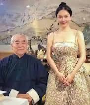 huang3feng's tweet photo. 文革中靠举报老师上位的老家伙，在尿裤子的晚年学老牛吃嫩草，奈何福浅德薄驾驭不了，竟被小女人掠走，范增女儿全网寻父不着。这年月怎么都问爸爸去哪了？去年还得意洋洋八十多岁的新郎，今年成了无影无踪的俘虏，自称文艺界佳话的婚姻就此破灭，佳话变笑话，无自由无文艺，匪国文艺界，娱乐场所而已。 https://t.co/W3UjjXU6R4