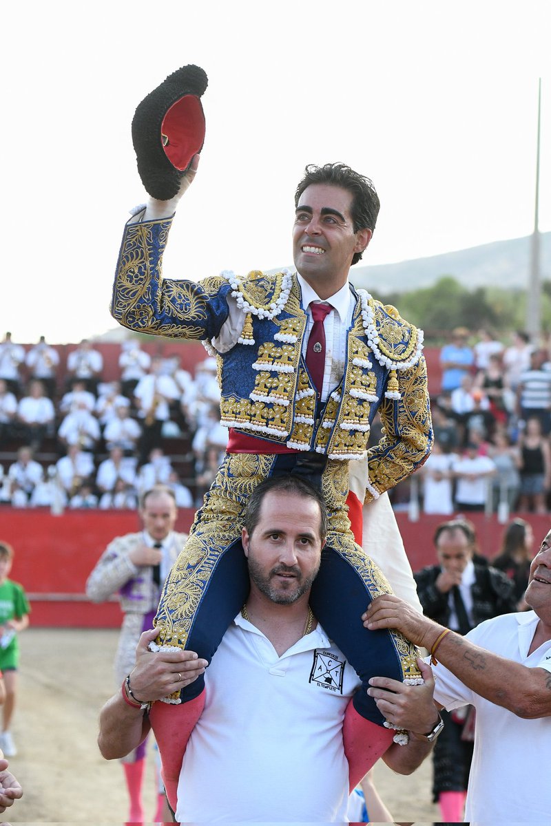 Es de Colmenar Viejo y se llama Miguel de Pablo ¡Enhorabuena, amigo mío! <a href="/M_dePablo/">Miguel De Pablo</a> 

Tres orejas de ley en Cebreros, Ávila

📸: <a href="/infodePablo/">MigueldePabloficial</a>