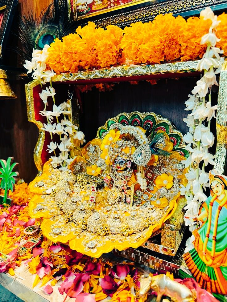 Snowwhitev3691's tweet image. 🌸✨ Jai Kanhaiya Lal Ki ✨🌸
Aaj Gokul mein khushiyaan hai,
Bal Gopal ka janm hua hai 💫👶
Duniya ke har kone mein gungunahat hai –
Kanhaiya aa gaye, makhan chor aa gaye!” 🥰💛

#HappyJanmashtami #BalGopal