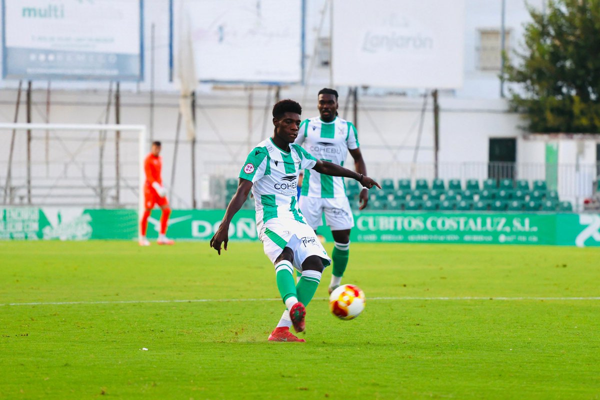 atcosanluqueno's tweet photo. ⏱️ 65’
Ahora Kikin es el que lo intenta por la derecha, colgando un centro que no llega a terminar en gol
#ASCF 1 • 1 #XDFC https://t.co/tTtpYsSZ8Y