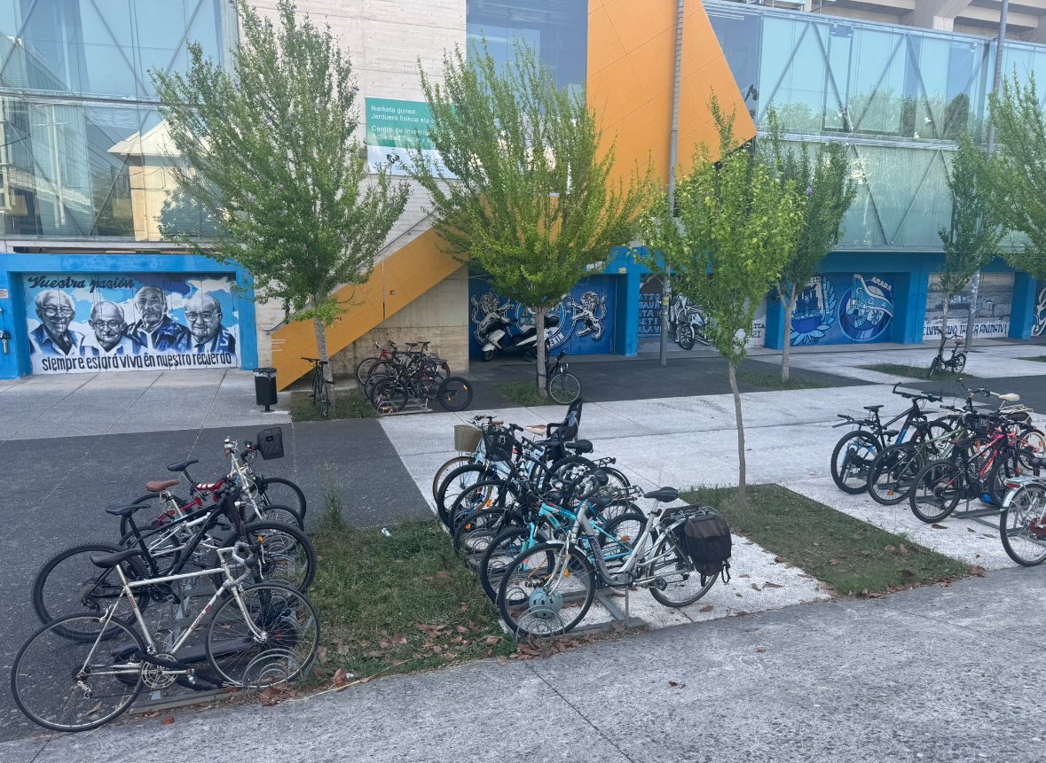 fertxoes's tweet photo. @VG_Policia Estos aparcabicis también son un peligro en caso de evacuación. Sobre todo si no hay bicis. A media altura con un hierro hacia arriba. Ya de por si, de normal, no se ven bien. https://t.co/6KzHP2HB3S