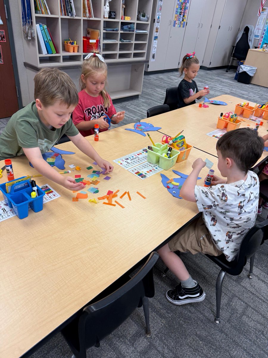 🐠Mrs. Hofer’s students loved reading The Rainbow Fish and learning about what it means to be a good friend. Afterward, they created their own Rainbow Fish artwork. Why does the Rainbow Fish only have one shimmery scale? ✨

#WatchSunmanDearborn