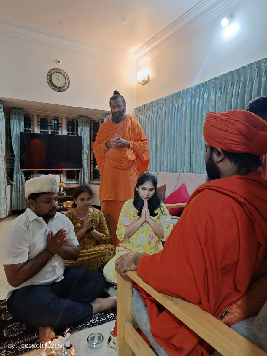 AdvRahulPatil08's tweet photo. ಇವತ್ತಿನ ದಿನ ಶ್ವಾಸ ಗುರುಗಳು ಹಾಗೂ ಹರಿಹರ ಪಂಚಮಸಾಲಿ ಪೀಠದ ಜಗದ್ಗುರುಗಳಾದ ವಚನಾನಂದ ಸ್ವಾಮೀಜಿಯವರು ನಮ್ಮ ಮನೆಗೆ ಆಗಮಿಸಿ ಆಶೀರ್ವದಿಸಿದ ಕ್ಷಣಗಳು 😊ja https://t.co/47j2Fod5Mi