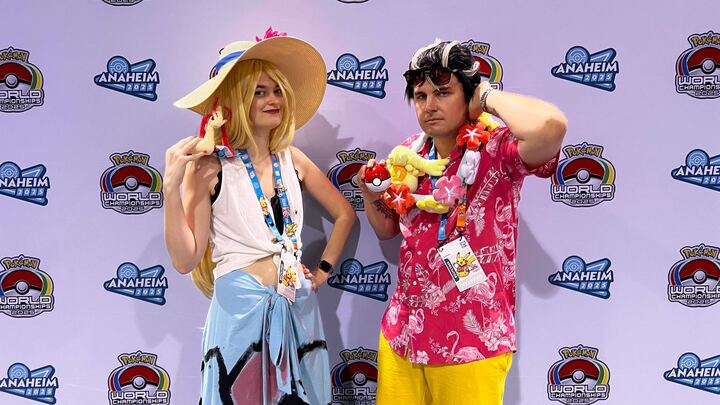 PokemonMasters's tweet photo. Summer vacation ain’t over yet, and we were lucky enough to catch JessayLeee as Cynthia and AmperSanders as Larry in their relaxation-ready #PokemonMasters cosplays! ☀️🌴

Anyone else dressed up at #PokemonWorlds? 👀 https://t.co/lLCIGVC6oV