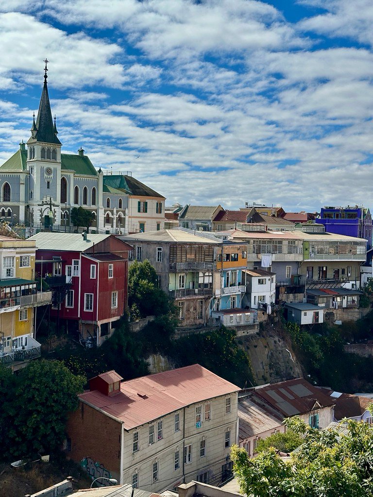 apuntesyviajes's tweet photo. Rumbo a Patio Templeman, imposible no detenerse a contemplar el Cerro Concepción desde el Paseo Dimalow, Valparaíso https://t.co/rgImVtdoY5 #ApuntesyViajesChile 🧳🇨🇱 #ValparaisoChile #ValparaisoAV ❤️🚎 https://t.co/2kCSyPXryF