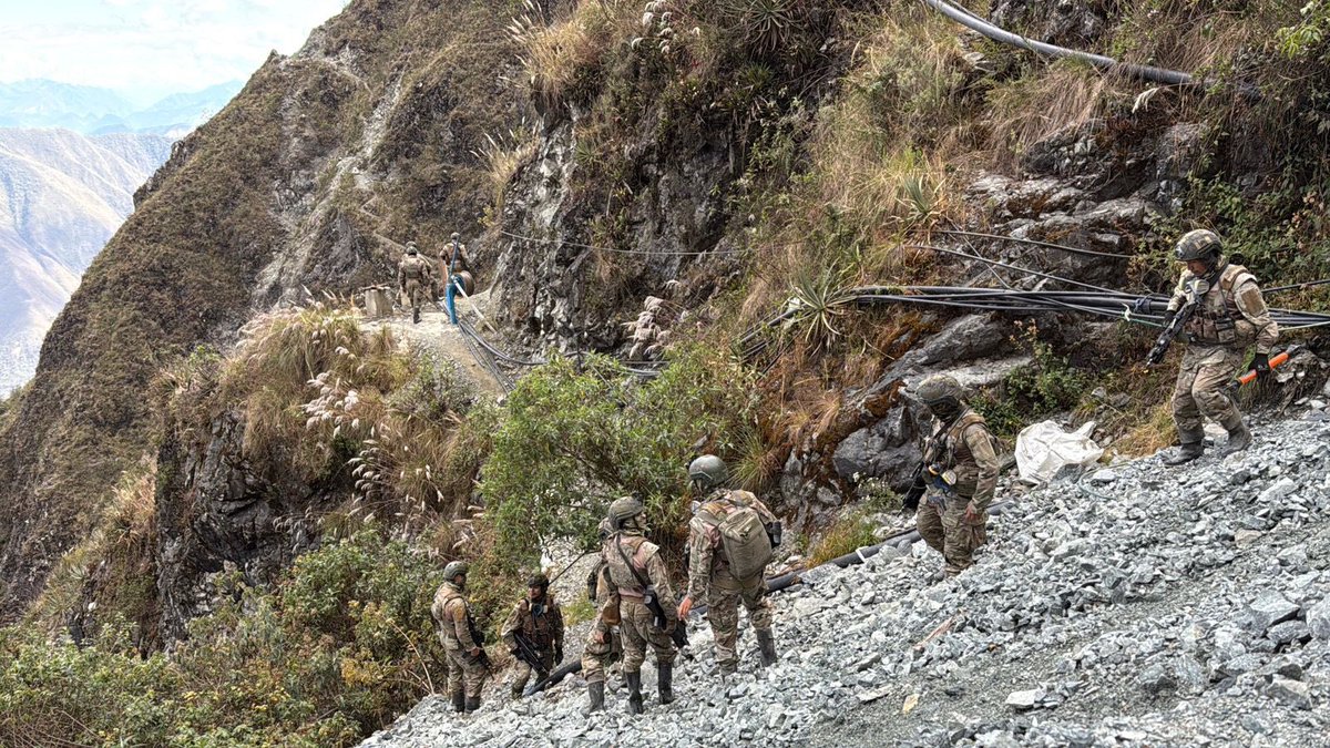 EjercitoPeru's tweet photo. 🚨 #CUPAZ ejecuta un duro golpe a la minería ilegal en #Pataz. En el operativo Choque Amaru II se destruyeron bienes valorizados en más de S/ 9.7 millones, afectando a organizaciones criminales y protegiendo el medio ambiente. @MindefPeru https://t.co/9oHWSdYg4i
