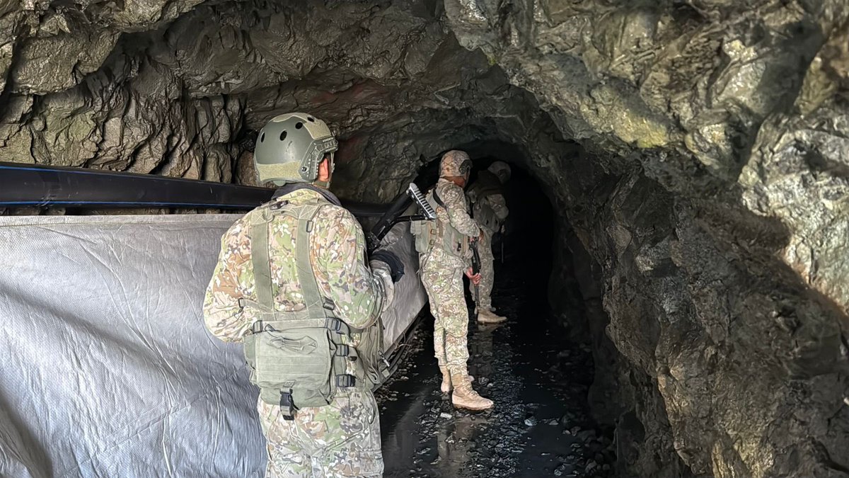 EjercitoPeru's tweet photo. 🚨 #CUPAZ ejecuta un duro golpe a la minería ilegal en #Pataz. En el operativo Choque Amaru II se destruyeron bienes valorizados en más de S/ 9.7 millones, afectando a organizaciones criminales y protegiendo el medio ambiente. @MindefPeru https://t.co/9oHWSdYg4i
