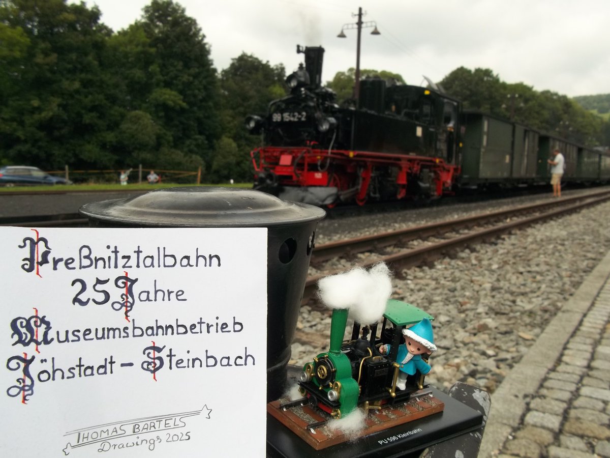 ThomasBartels83's tweet photo. An diesem Wochenende wird bei der #Preßnitztalbahn im Erzgebirge das Jubiläum: "25 Jahre Museumsbahnbetrieb Jöhstadt - Steinbach" gefeiert 🚂🎂🥳🛤️🎉 Die Gäste kamen heute schon aus nah und fern um dabei zu sein 🚂📜✍️🧙♂️🥰📸🌐
#Sandmann #Dampflok #ThomasBartelsDrawings #Bahn https://t.co/HXwhTA7rd4