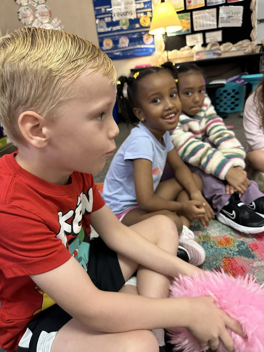 HaileyHedgehogs's tweet photo. First grade has had an amazing first week! We ended with our first Community Circle! These sweet hedgehogs loved discussing kindness with their classroom family! It made my teacher heart so happy! 💕 @Kimwestmal #characterstrong https://t.co/EieQFr0ADJ