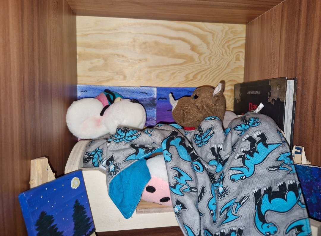 <a href="/FauliUndPing/">Fauli & Ping & Bolle 🦥🐧🐯</a> ihr ahnt nicht was passiert ist. Die <a href="/Mel04xyz/">Mel🦋 🌟❤️🐉</a> hat einfach vergessen mir zu sagen, dass ein neuer Freund angekommen ist. VERGESSEN😱 Von euch zu uns und das vergisst die.
Ich hab ihm erst mal mein Zimmer gezeigt. Wir saßen auf dem Bett und er hat erzählt.