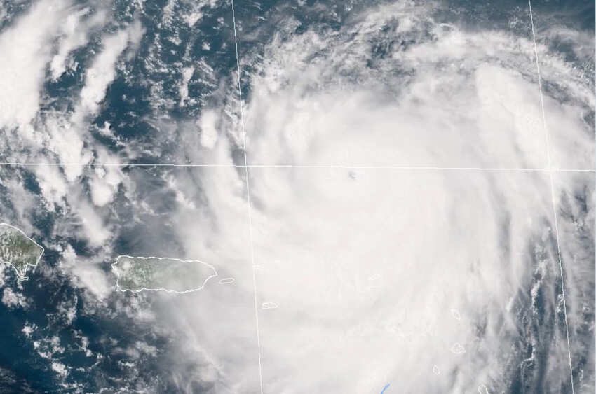 El huracán Erin, primer ciclón de categoría 5 en 2025, sacude el Caribe notasdeactualidad.com/el-huracan-eri… vía <a href="/notasdeact/">notasdeactualidadbq</a> #Erin #Huracan #Lluvias #clima