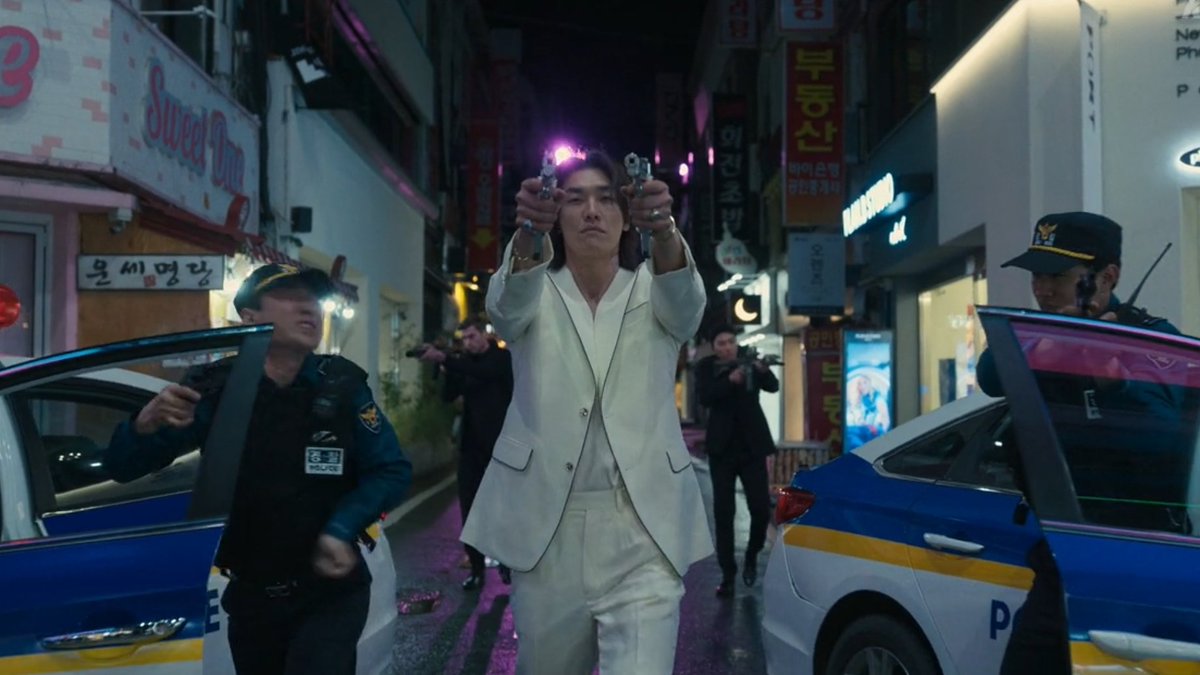 blackbestboy's tweet photo. moonbaek walking (down the aisle) towards lee do and his best man/dad, wearing all white, wedding music in his head and a gun bouquet in his hands 🔫
#Moonbaekido https://t.co/VbF7U2ce5w