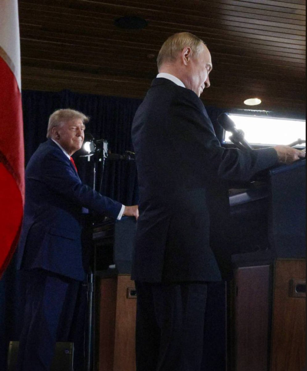 virus_am71's tweet photo. Просто найдите человека, который смотрит на вас, как Трамп на Путина. https://t.co/mstdWp2hJF