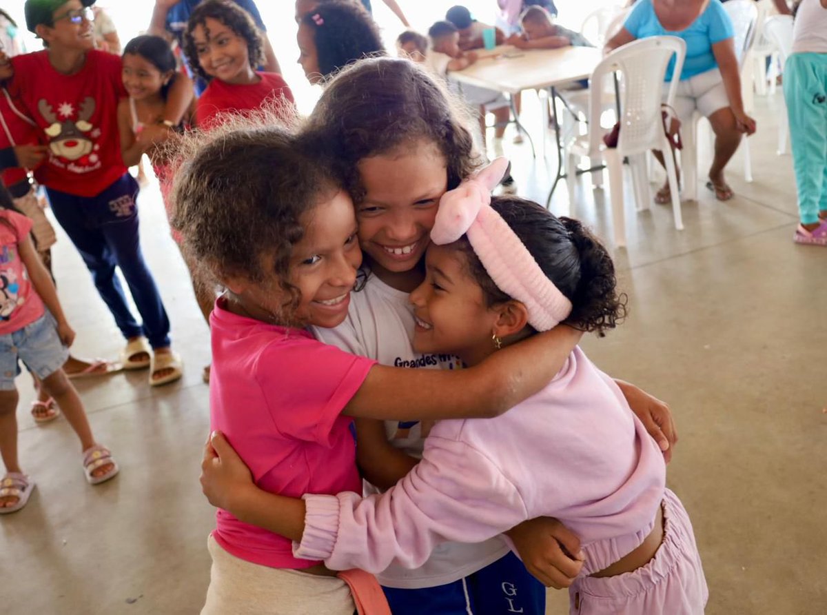 ¡Nuestros Comedores Culturales alimentan cada sábado a cerca de 9 mil niños y niñas!👏🏼

Hoy les cumplimos con un almuerzo sabroso, recién preparado y hecho con amor por las madres de la comunidad. 

Además, más de 100 estudiantes de la EDA llenan de alegría las jornadas